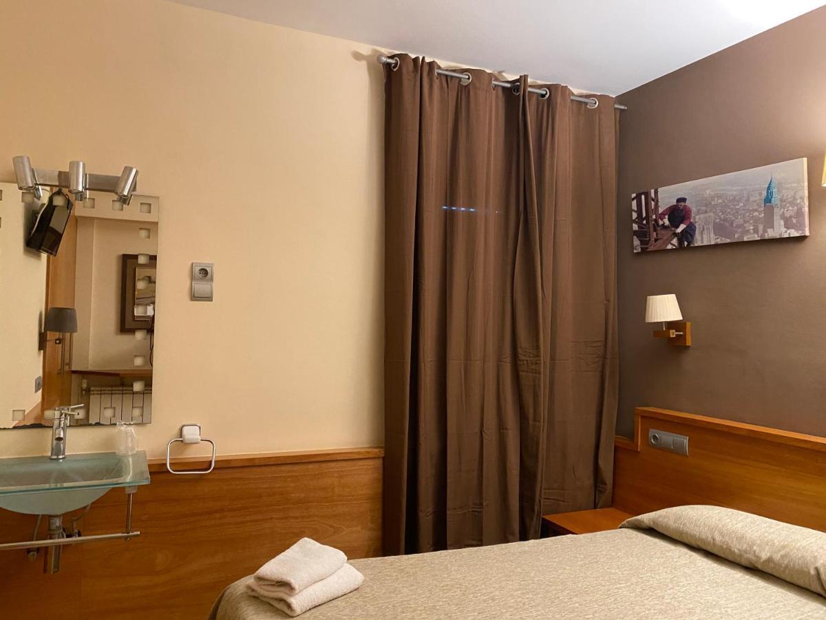 Hostal Galicia Cardedeu Hotel Екстериор снимка